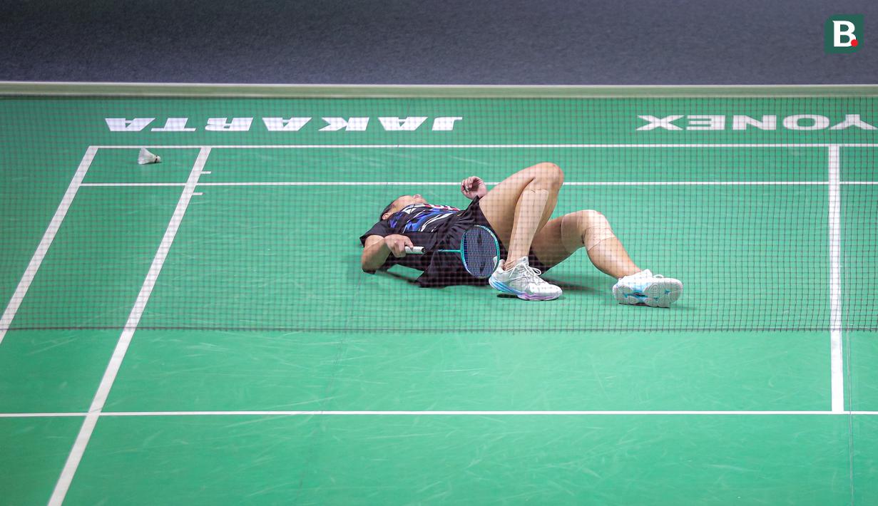 Pebulu tangkis tunggal putri Indonesia, Gregoria Mariska Tunjung terjatuh saat melawan wakil China, Wang Zhi Yi pada babak perempat final Indonesia Open 2024 di Istora, Senayan, Jakarta, Jumat, (07/06/2024). (Bola.com/Bagaskara Lazuardi)