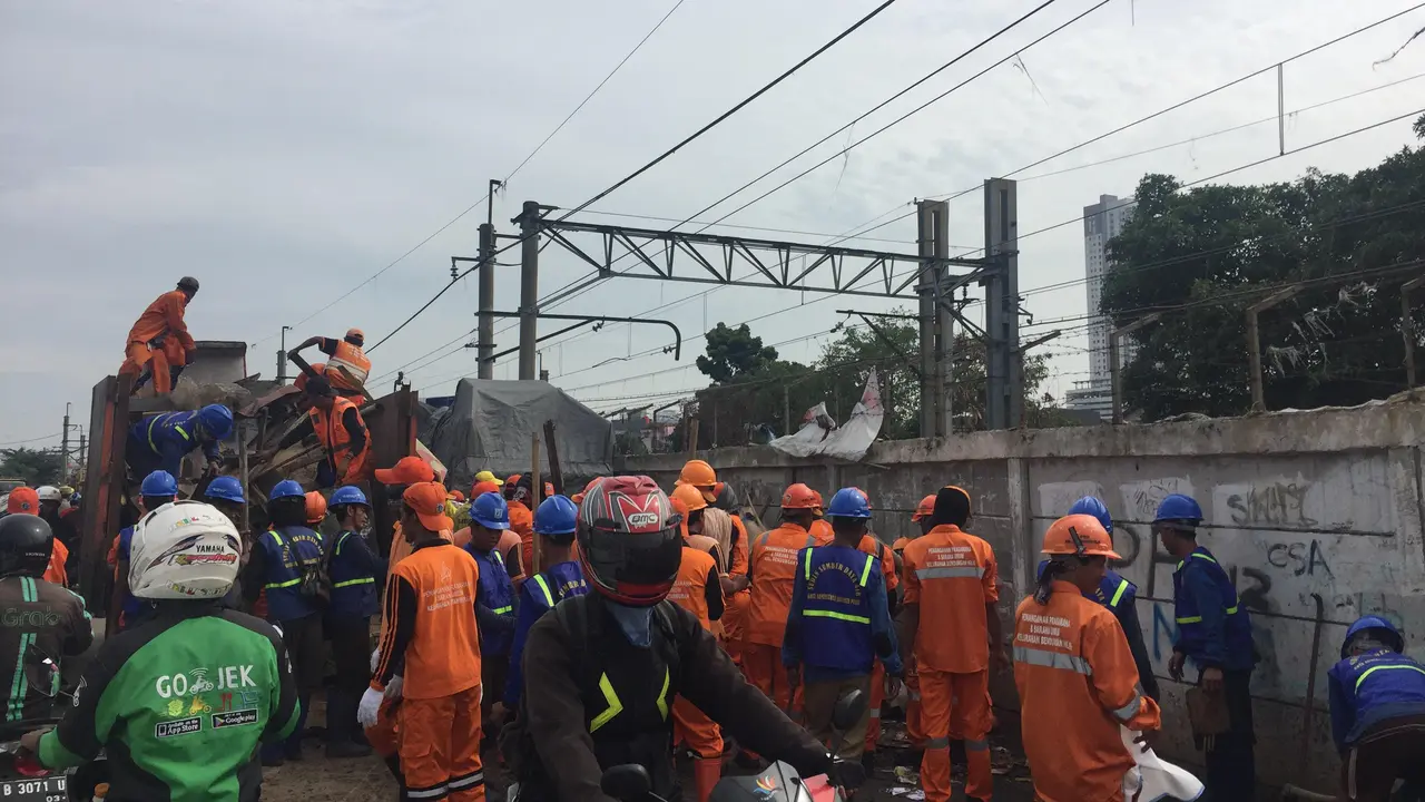 Penertiban bangunan liar di Kanal Banjir Barat di Tanah Abang