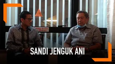 Sandiaga Uno jenguk Ani Yudhoyono di Singapura. Sandi datang bersama ibu dan istrinya.