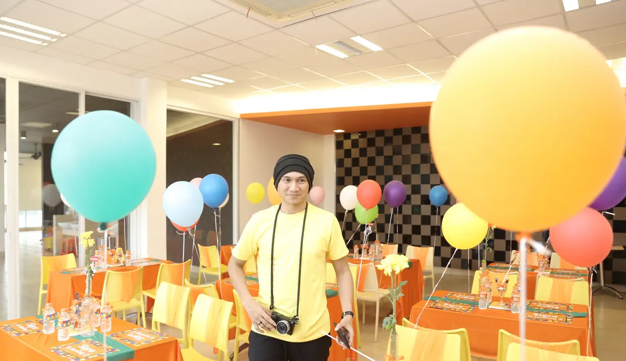 "Kita sering sih sebenarnya pengajian ngajak makan, kita sebenarnya sering ngajak berbagi sama anak-anak yatim. Kalau ulang tahun juga sering undang mereka," kata Anji . (Galih W. Satria/Bintang.com)