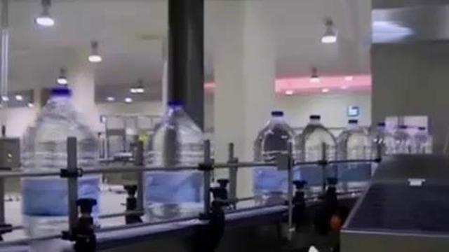 Mengintip Pabrik Resmi Pengemasan Air Zamzam di Mekah