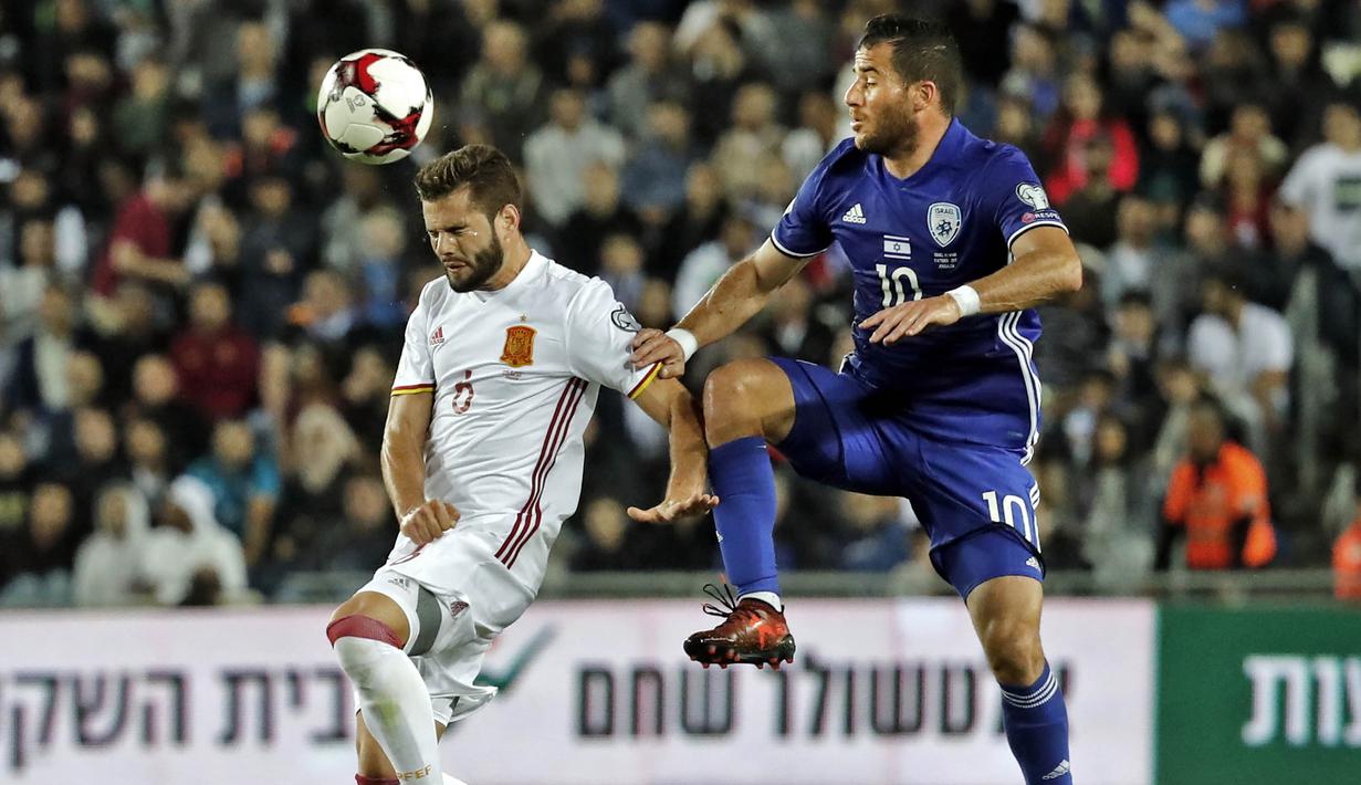 Striker Spanyol, Aritz Aduriz, duel udara dengan striker Israel, Tomer Hemed, pada laga kualifikasi Piala Dunia 2018 di Stadion Teddy, Yerusalem,Senin (9/10/2017). Israel kalah 0-1 dari Spanyol. (AFP/Thomas Coex)