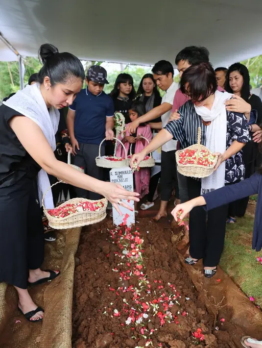 Menurutnya, sang ayah begitu bersemangat untuk melakukan pengobatan demi kesembuhan. Menjalani kemoterapi, sang ayah terlihat mulai membaik meskipun efeknya tak bisa terlalu banyak makan. (Daniel Kampua/Bintang.com)