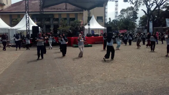 Gladi Resik penyambutan kirab obor Asian Games XVIII di Garuta