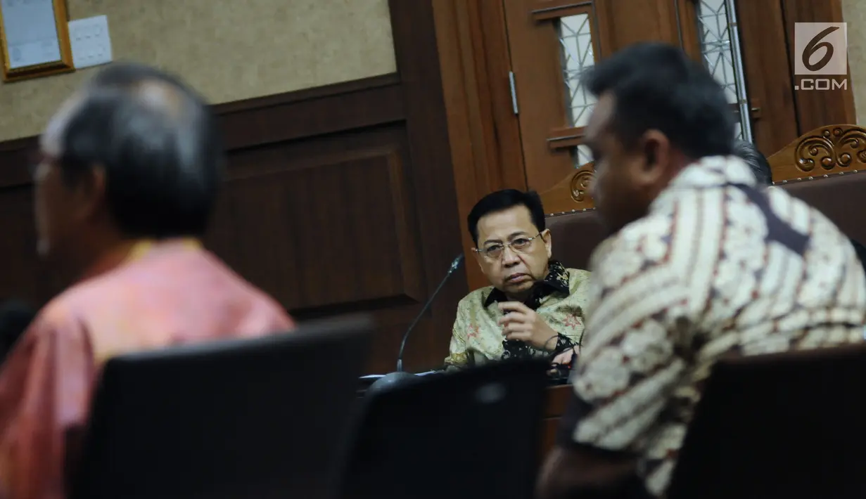 Terdakwa dugaan korupsi proyek e-KTP, Setya Novanto menyimak keterangan saksi di sidang lanjutan di Pengadilan Tipikor, Jakarta, Rabu (14/3). Sidang mengkonfrontir keterangan Irvanto Hendra Pambudi dan Made Oka Masagung. (Liputan6.com/Helmi Fithriansyah)