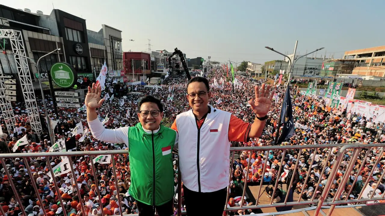 Pasangan bacapres dan bacawapres Anies Baswedan-Muhaimin Iskandar (Cak Imin Imin) mengikuti senam bersama warga Depok di area Komplek Ruko Verbena di Jalan Boulevard GDC, Sabtu (28/10/2023).