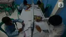 Pelajar saat kegiatan pembelajaran Jarak Jauh (PJJ) dengan memanfaatkan Jak Wifi di Balai Warga RW 02 Kelurahan Galur, Jakarta, Jumat (4/9/2020). Program internet gratis dari Pemprov DKI itu untuk pelajar di permukiman padat penduduk yang kesulitan mengakses internet. (merdeka.com/Imam Buhori)