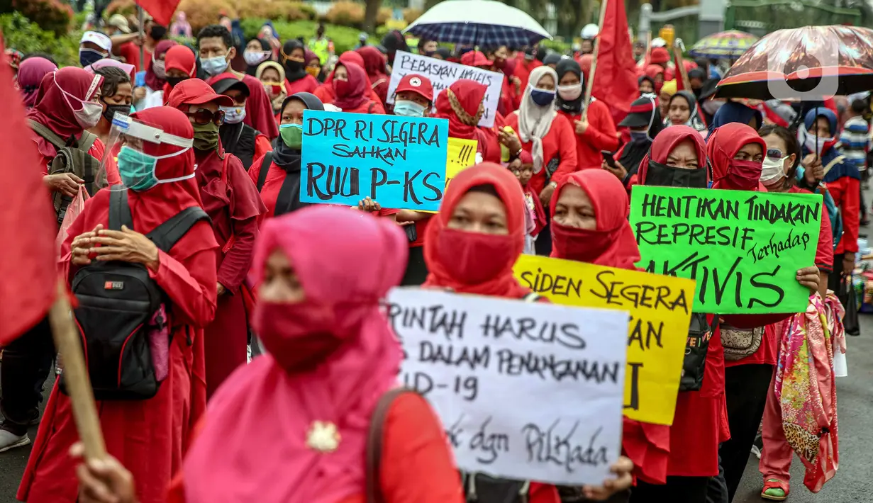 Massa yang tergabung dalam Serikat Rakyat Miskin Indonesia (SRMI) berunjuk rasa di kawasan Patung Kuda, Jakarta, Selasa (27/10/2020). Dalam aksi tersebut massa menuntut pencabutan Omnibus Law Undang-Undang Cipta Kerja yang dianggap merugikan masyarakat miskin. (Liputan6.com/Faizal Fanani)