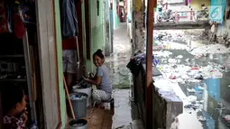 Seorang wanita mencuci pakaian di dekat kali di Tanah Abang, Jakarta, Senin (4/9). Gubernur DKI Jakarta Djarot Saiful Hidayat mengatakan, tingkat kemiskinan di Jakarta di bawah 3,5 persen, paling rendah dibandingkan daerah lain.(Liputan6.com/Angga Yuniar)