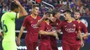 Para pemain AS Roma merayakan gol yang dicetak Alessandro Florenzi ke gawang Barcelona pada laga International Championship Cup di Stadion AT&T, Texas, Selasa (31/7/2018). AS Roma menang 4-2 atas Barcelona. (AFP/Richard Rodriguez)