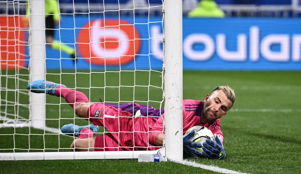 Anthony Lopes. Kiper Olympique Lyon berusia 32 tahun ini tersingkirkan dari skuad Timnas Portugal ke Piala Dunia 2022 akibat kalah bersaing dengan Jose Sa dan Diogo Costa yang berusia lebih muda untuk mengisi posisi penjaga gawang kedua dan ketiga. Meski unggul dari jumlah caps dibanding keduanya, namun penampilan keduanya bersama Wolverhampton dan FC Porto sunnguh luar biasa hingga menarik hati Fernando Santos. (AFP/Jeff Pachoud)