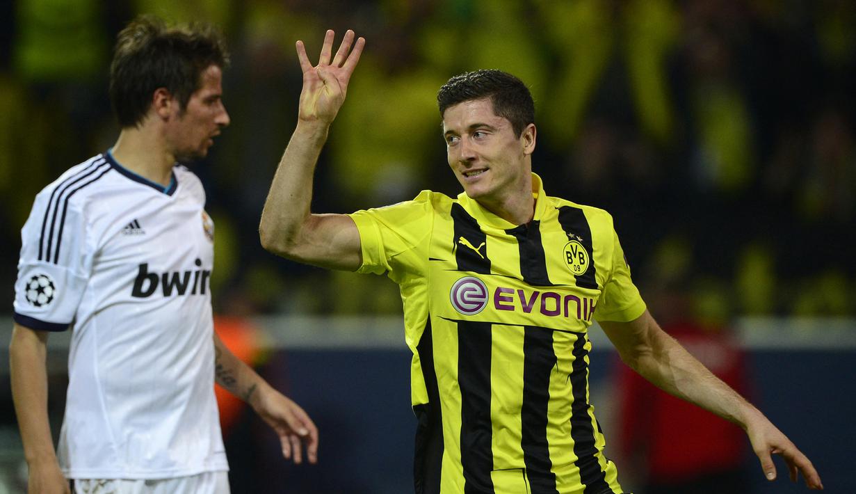 Robert Lewandowski. Striker Bayern Munchen ini melakukannya saat masih berseragam Borussia Dortmund dalam laga leg pertama semifinal Liga Champions 2012/2013 menghadapi Real Madrid, 24 April 2013. Bukan hanya hattrick, ia malah mencetak 4 gol dalam laga yang berakhir 4-1. (AFP/John MacDougall)