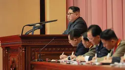 Pemimpin Korea Utara Kim Jong-un menghadiri Konferensi Industri Munisi ke-8 di Pyongyang (12/12). Jong-un memberi penghargaan untuk tim ilmuwan dan pejabat yang berkontribusi untuk pengembangan peluru kendali balistik Hwasong-15. (AFP Photo/KCNA VIA KNS)