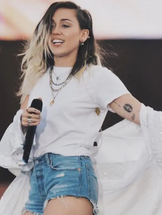 Kabarnya foto pnas Miley yang tersebar itu menggambarkan dirinya sedang telanjang berada di atas ranjang bersama dengan Stella Maxwell. Di lain sisi, Kristen Stewart sedang foto selfie bergaya topless. (Instagram/mileycyrus)