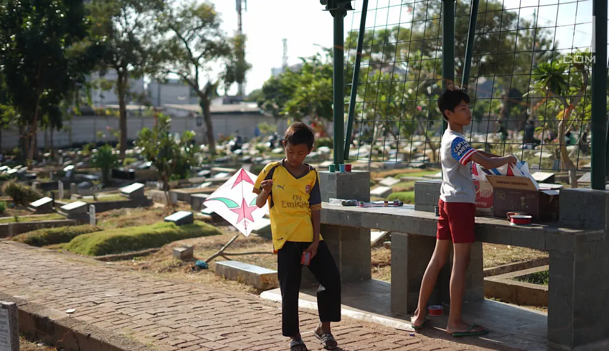 Anak-anak bermain di sekitar Taman Pemakaman Umum (TPU) Karet Bivak, Jakarta, Selasa (10/9/2019). Keterbatasan ruang terbuka hijau memaksa sebagian anak-anak di Ibu Kota bermain tidak pada tempatnya, meskipun dalam kondisi yang tidak layak. (Liputan6.com/Immanuel Antonius)