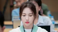 Jadi Reporter Cuaca! Begini Pesona Yura Girl’s Day dalam Forecasting Love and Weather