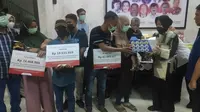 Menteri Sosial Tri Rismaharini menyerahkan donasi dari Kitabisa kepada balita penderita jantung bocor. (Liputan6.com/M Syukur)