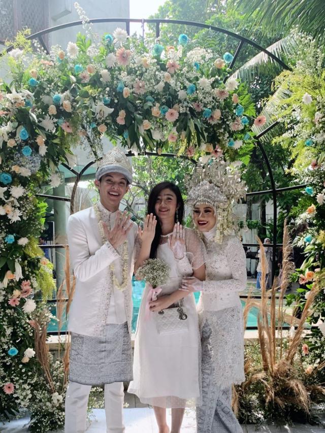 Gaya Seleb di Pernikahan Dinda Hauw dan Rey Mbayang