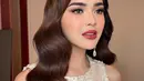 Wajah Amanda Manopo dipoles dengan bold makeup, namun tetap terlihat natural. Lipstik merah dan perona pink membuat penampilannya makin fresh. Sementara itu, rambut panjangnya juga ditata rapi dengan gaya berombak, membuat pesonanya makin terpancar. (Liputan6.com/IG/@jooehair)