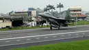 Pesawat F-16 dari Angkatan Udara Republik Tiongkok (Taiwan) mendarat di jalan raya dalam rangkaian latihan militer "Han Kuang" yang rutin digelar setiap tahun di wilayah selatan Changhua, Selasa (27/5/2019). Latihan perang itu sebagai simulasi untuk mengantisipasi serangan China (REUTERS/Tyrone Siu)