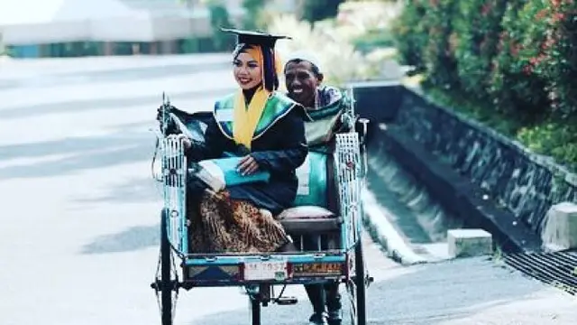 Kabar Terbaru Reani, Wisudawan Diantar Pakai Becak Telah Berhasil Kuliah S3 di Inggris