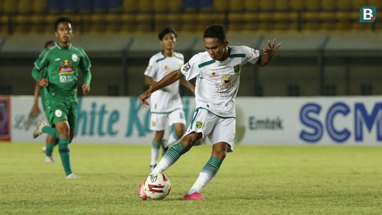 FOTO: Aksi Wonderkid Persebaya Bermain Bersama Kakaknya saat Melawan PS Sleman di Piala Menpora 2021