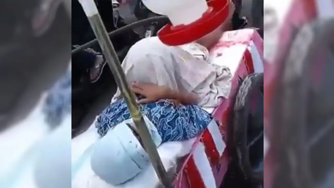 Adegan Kocak Emak-Emak Melahirkan Meriahkan Pawai HUT RI di Garut