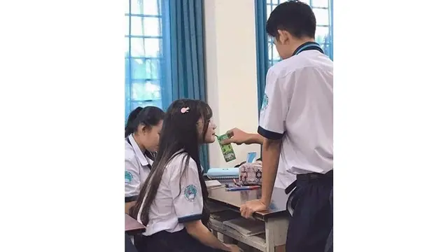 6 Kelakuan Bucin di Sekolah Ini Bikin Elus Dada