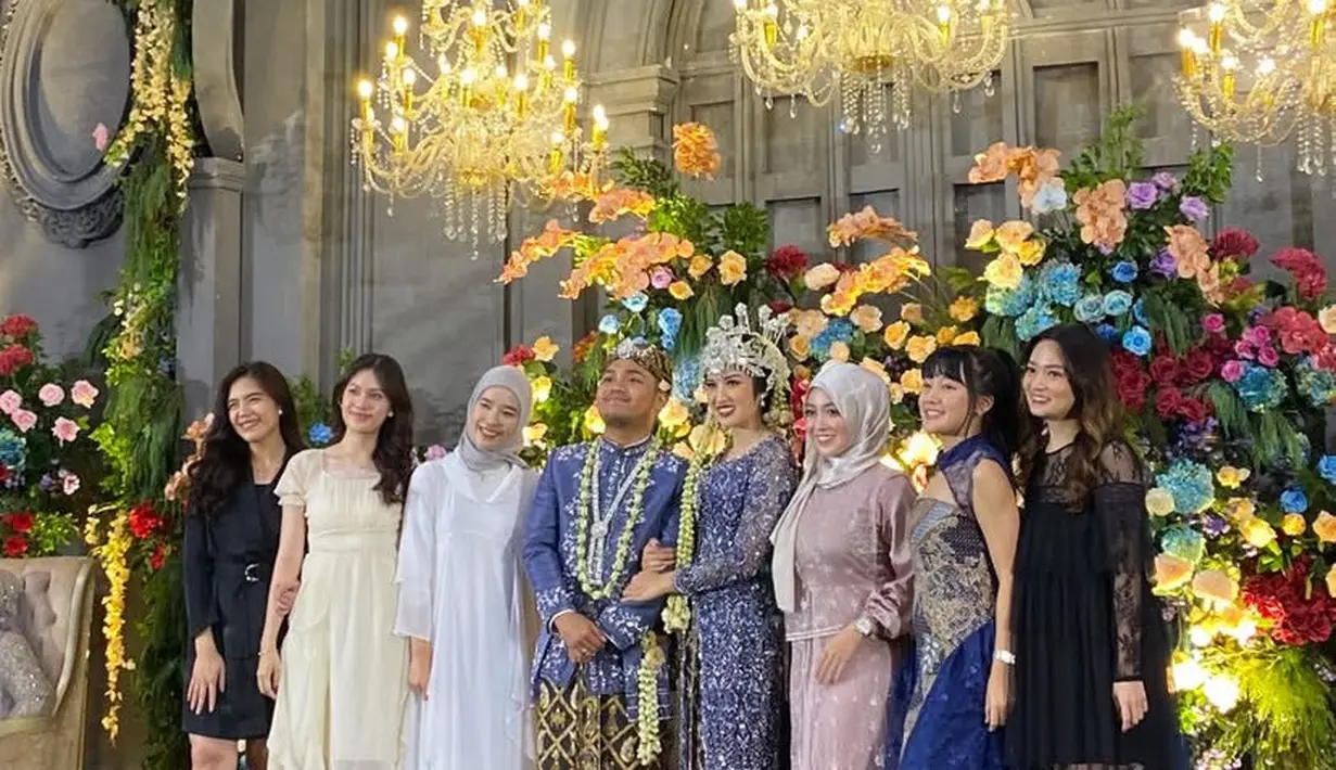 Ochi Rosdiana merupakan JKT48 generasi 1, kini ia pun telah menikah menikah pria pilihannya. Pernikahan pun dihadiri oleh beberapa alumni member JKT48. Dan menjadi ajang reuni.  [@gaby.warouw]