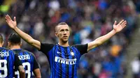 Winger Inter Milan, Ivan Perisic, rayakan gol ke gawang SPAL pada laga Serie A di Stadio Giuseppe Meazza, Minggu (10/9/2017). Inter menang 2-0. (AFP/Miguel Medina)