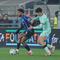 Ederson dan Alejandro Rego berebut bola dalam laga Liga Champions antara Atalanta vs Athletic Club di Bergamo, 22 Januari 2026. (Stefano Nicoli/Lapresse via AP)