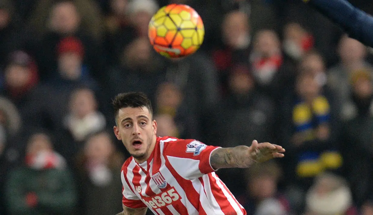 Pemain Stoke City, Mato Joselu mencetak satu gol saat timnya mengatasi tuan rumah Watford  2-1 pada liga Inggris pekan ke-31 di Stadion Vicarage Road, Sabtu (19/3/2016). (AFP/Oli Scarff)