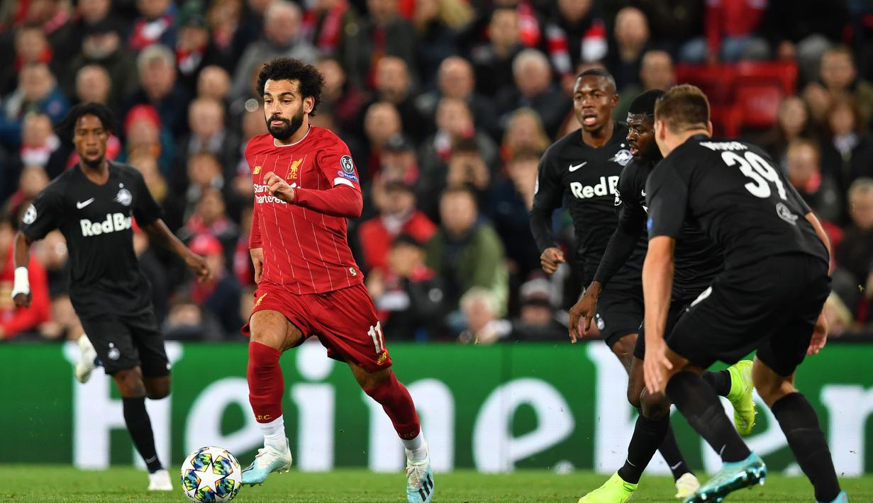 Gelandang Liverpool, Mohamed Salah, menggiring bola saat melawan Salzburg pada laga Liga Champions di Stadion Anfield, Liverpool, Rabu (2/10). Liverpool menang 4-3 atas Salzburg. (AFP/Paul Ellis)