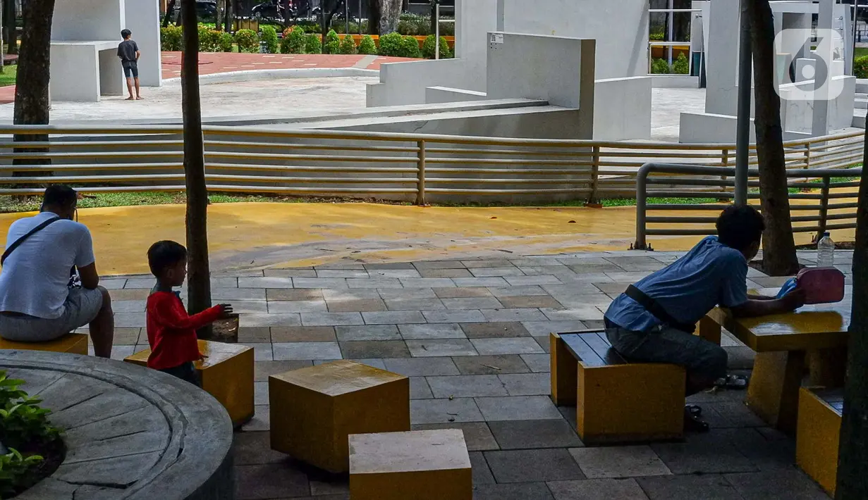 Warga duduk-duduk di Taman Puring, Jakarta, Minggu (14/3/2021). Dinas Pertamanan dan Hutan Kota Provinsi DKI Jakarta akan terus melakukan evaluasi setiap pekan untuk menentukan, apakah kebijakan membuka Ruang Terbuka Hijau (RTH) akan diteruskan atau tidak. (Liputan6.com/Faizal Fanani)