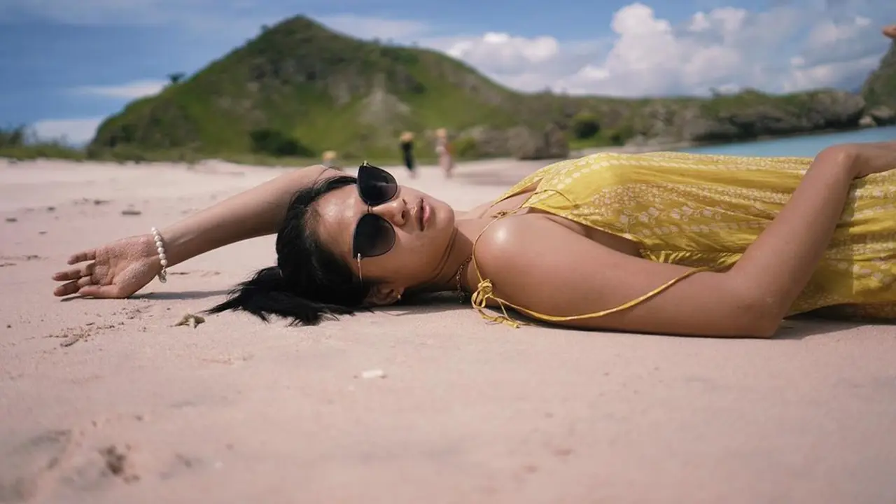 Gaya Hana Saraswati saat Berlibur di Pantai, Lepas Penat