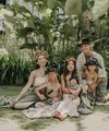 Foto keluarga Irfan dan Jennifer Bachdim kini makin ramai dengan kehadiran anak keempat. @jenniferbachdim.