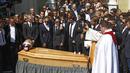 Suasana upacara kematian pebalap Marussia, Jules Bianchi, yang berlangsung di Katedral Sainte Reparate, Nice, Prancis. Selasa (21/7/2015). (AP Photo/Lionel Cionneau)
