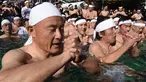 Penganut Shinto berdoa di kolam renang es untuk memurnikan tubuh dan jiwa dalam ritual Upacara Penyucian di Tokyo, Minggu (10/01/2016). (AFP Photo/ Toru Yamanaka)