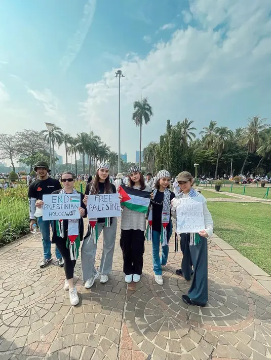 Aaliyah membagikan beberapa potretnya. Terlihat hadir juga dalam acara tersebut ada Syifa Hadju. Kompak dengan atribut Palestina baik bendera atau pun tulisan. [Instagram/aaliyah]