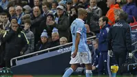 Kapten Manchester City, Vincent Kompany, digangtikan pada pertandingan melawan Sunderland, Sabtu (26/12/2015) malam WIB. (Reuters/Andrew Yates)