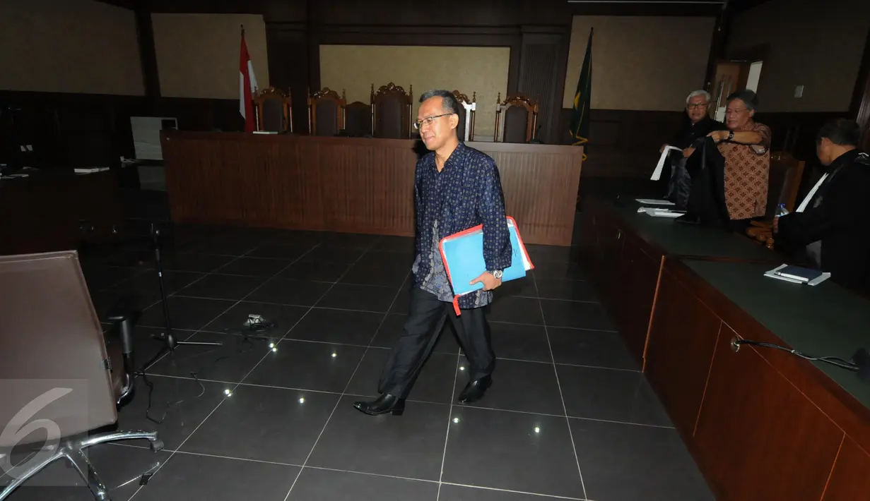 Hakim PTUN Medan Tripeni Irianto Putro usai menjalani sidang lanjutan dengan agenda pembacaan pledoi, Jakarta, Kamis (26/11/2015). Tripeni mengaku kehabisan akal untuk menolak duit suap itu dari OC Kaligis. (Liputan6.com/Helmi Afandi)
