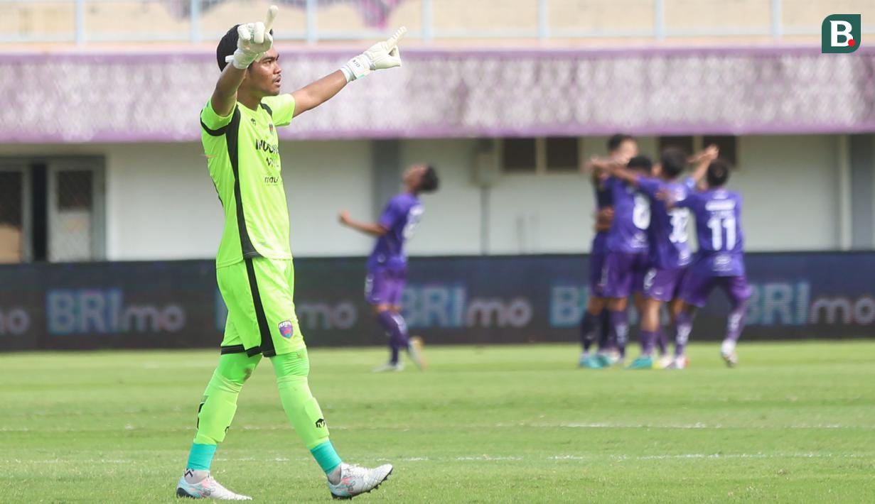 <p>Selebrasi kiper Persita Tangerang, Kurniawan Kartika Ajie merayakan gol bunuh diri pemain Persebaya Surabaya, Paulo Henrique pada laga pekan ke-25 BRI Liga 1 2023/2024 di Stadion Indomilk Arena, Tangerang, Jumat (23/2/2024). (Bola.com/M Iqbal Ichsan)</p>
