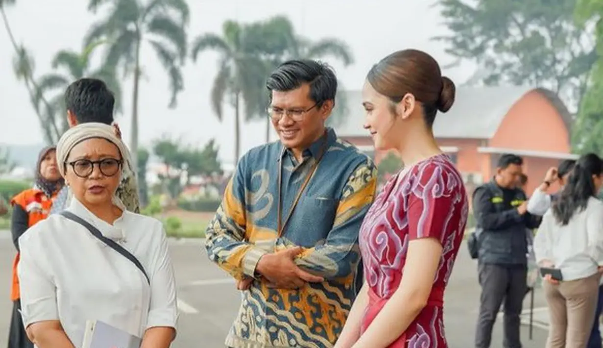 Seperti biasanya, Syifa pun tampil dengan riasan wajah flawless dengan rambut coklat yang disanggul minimalis, yang membuat tampilannya memukau. [@syifahadju]