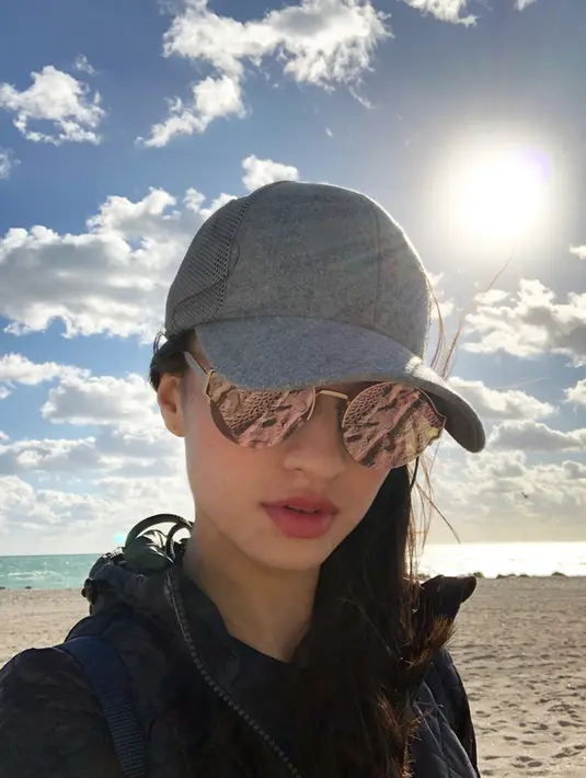 Tampil sporty dengan topi dan busana hitam, pesona Raline Shah semakin terpancar dengan akcamata yang ia kenakan. (Liputan6.com/IG/@ralineshah)
