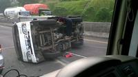 Kecelakaan tunggal truk box terguling terjadi di KM 99,200 Tol Cipularang menuju Jakarta.