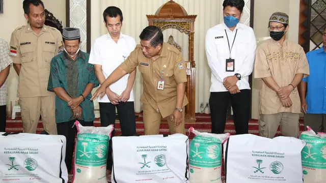 Sekjen Kemendagri Salurkan Bantuan Paket Pangan Ramadan dari Raja Salman