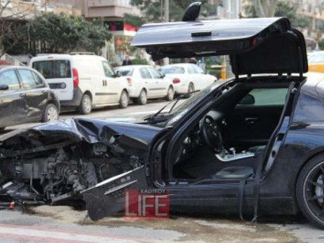 Ngebut Pakai Mercy Komedian Ini Malah Seruduk Pekarangan Rumah Otomotif Liputan6 Com