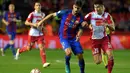 Pemain Barcelona, Andre Gomes, berebut bola dengan pemain Espanyol, Marc Roca (kanan), dalam laga Piala Super Catalunya di Estadio Nou Tarragona, Rabu (26/10/2016) dini hari WIB. (AFP/Lluis Gene)