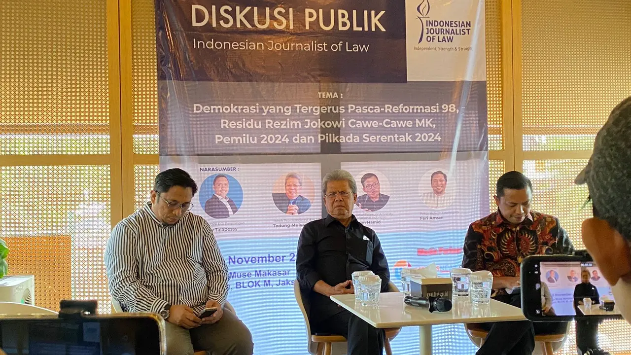 Tokoh pro-demokrasi dan HAM Todung Mulya Lubis mengungkapkan keprihatinannya terkait dugaan keterlibatan Presiden Ketujuh RI Joko Widodo (Jokowi) dalam tindakan cawe-cawe.