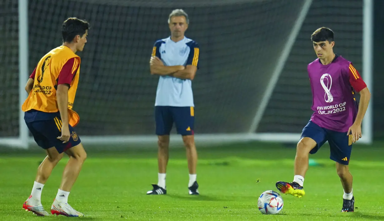 <p>Pedri (kanan) bertanding melawan Hugo Guillamon (kiri) saat pelatih Luis Enrique (tengah) terlihat memantau sesi latihan di Universitas Qatar, Doha, Qatar, Senin (5/12/2022). Sebelumnya tim besutan Luis Enrique ini sempat kalah 2-1 dari Jepang pada laga penutup Grup E Piala Dunia 2022. (AP Photo/Julio Cortez)</p>